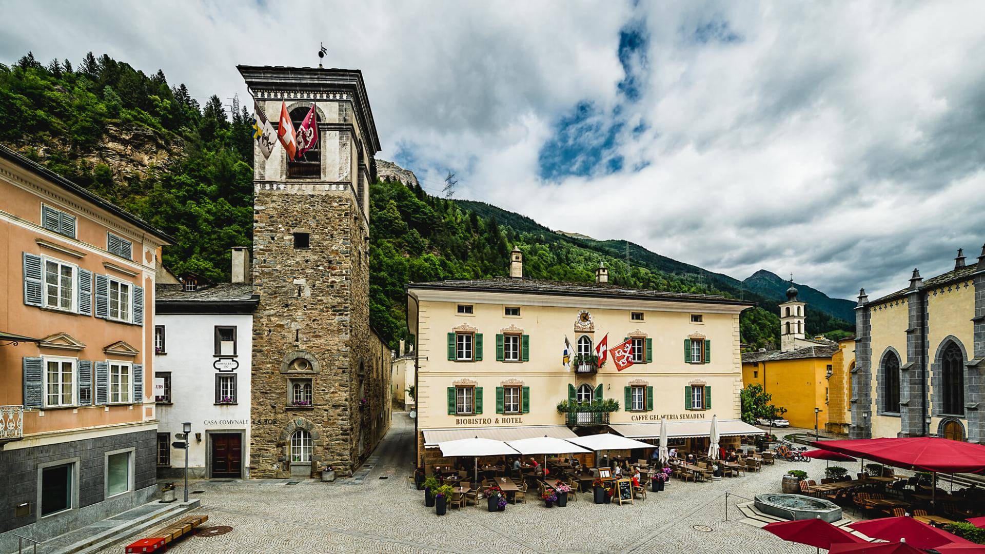 Hotel Semadeni: piazzetta a Poschiavo