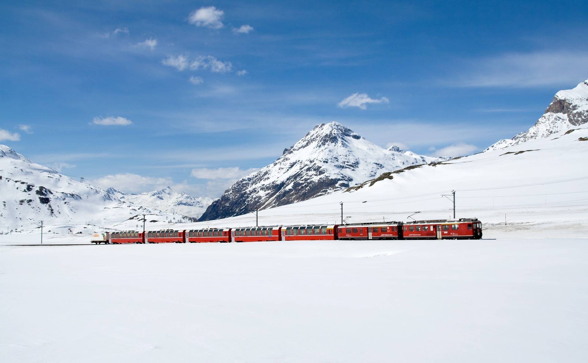 Il Trenino Rosso del Bernina, a due passi dalla fermata di Poschiavo