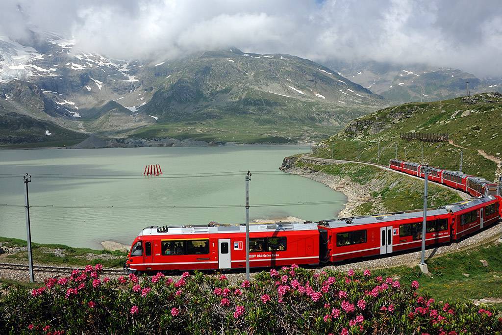 Il trenino Rosso del Bernina sul lago di Poschiavo